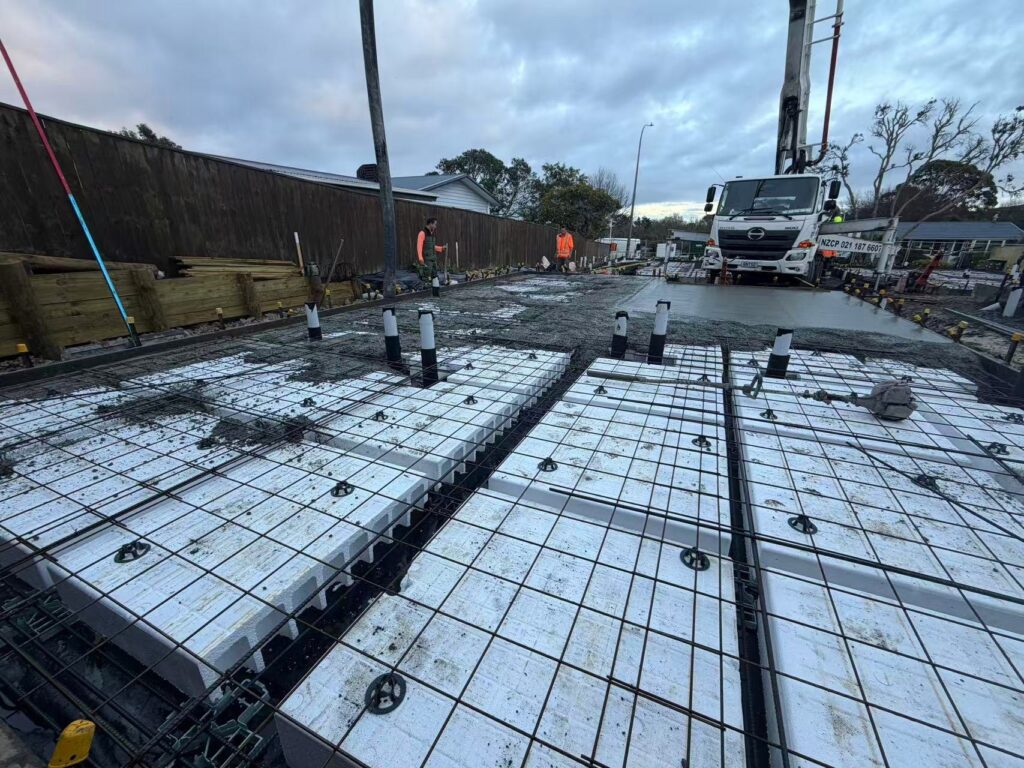 Steel reinforcement grid for a concrete foundation